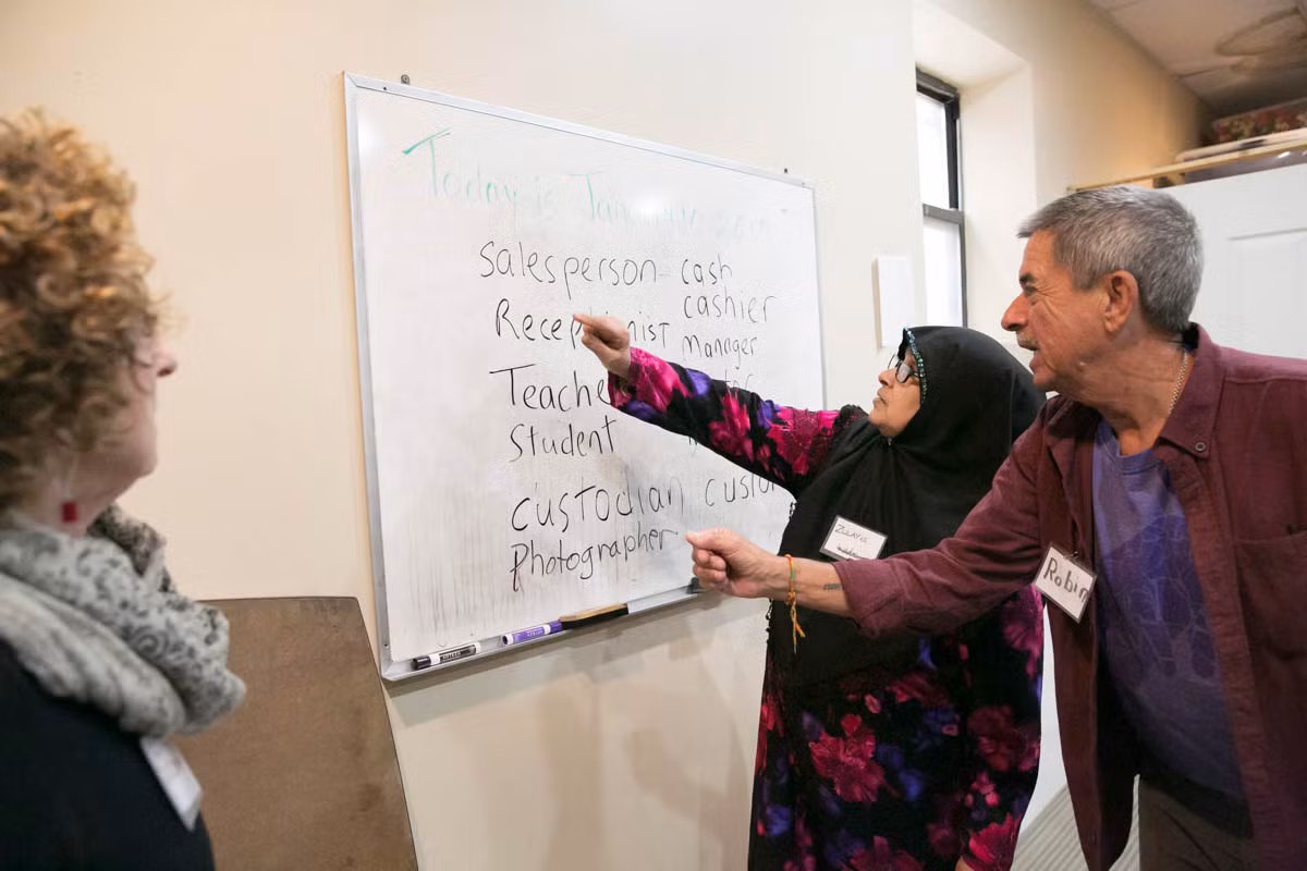 Zulah tham gia vào buổi học Tiếng Anh. Được biết, Zulah tái định cư ở Chicago vào năm 2014. Trước khi đến Mỹ, Zulah đã rời khỏi Myanmar, đi thuyền đến Thái Lan và sau đó “băng rừng” để tới Malaysia. Hai cô con gái của Zulah hiện vẫn đang sống tại Myanmar.