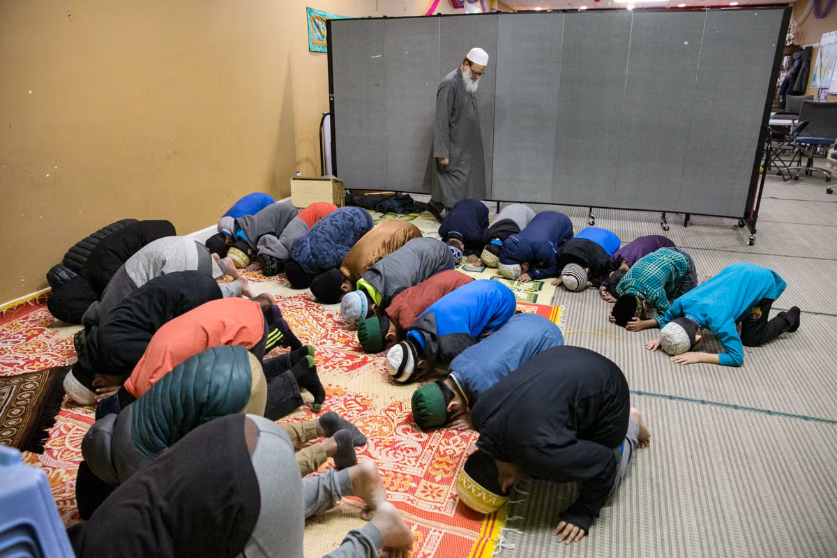 Các em nhỏ cầu nguyện trong Trung tâm Văn hoá Rohingya tại Chicago.