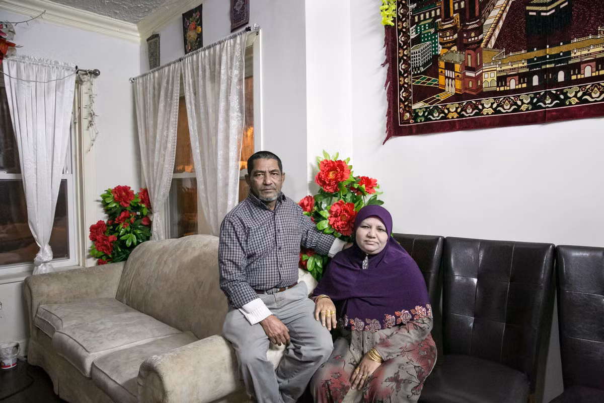 Ông Mohammad Shukor, và vợ, Noor Jahan, bên trong ngôi nhà của họ ở Chicago. Mời độc giả xem thêm video: Hành trình gian khổ của người tị nạn Syria trên đất Châu Âu (Nguồn: VTC14)