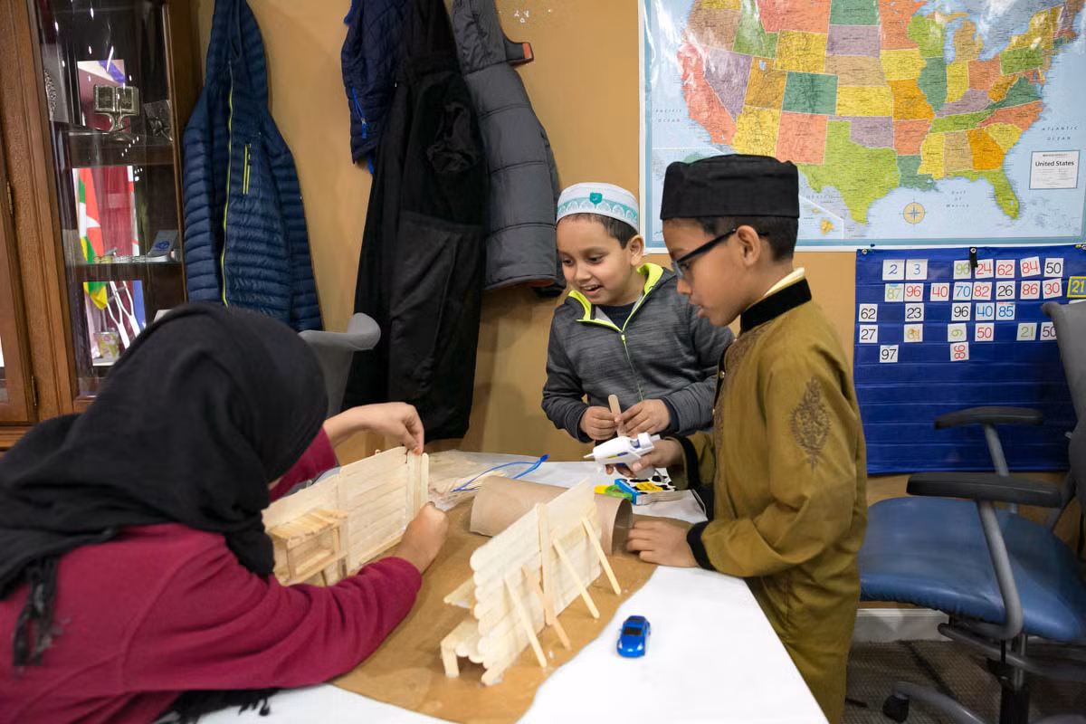Trung tâm Văn hoá Rohingya ở Chicago được Nasir Zakaria, một người tị nạn Rohingya định cư ở Mỹ từ năm 2013, thành lập vào năm 2016. Trung tâm này cung cấp các lớp học Tiếng Anh, Kinh Koran cũng như đào tạo máy tính, dịch vụ dịch thuật và hỗ trợ về các giấy tờ tái định cư. Trung tâm này cũng tổ chức các đội bóng đá cho các thanh thiếu niên tham gia.