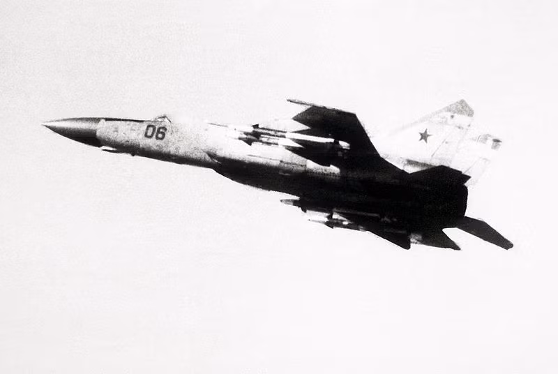 Phiên bản tiêm kích đánh chặn mọi điều kiện thời tiết MiG-25PD, trang bị radar xung-doppler N-005 Saphir-25 (RP-25M), hệ thống theo dõi và tìm kiếm hồng ngoại cùng khả năng triển khai tên lửa tầm trung R-40. Nguồn ảnh: Wikipedia