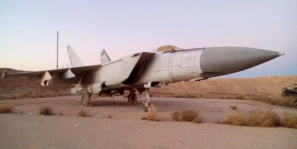 Tuy nhiên hiện thời thì hầu hết các máy bay tiêm kích MiG-25 tại T4 đều trong tình trạng “nát”, một số chiếc còn bị hư hỏng bên ngoài. Nguồn ảnh: Oryx