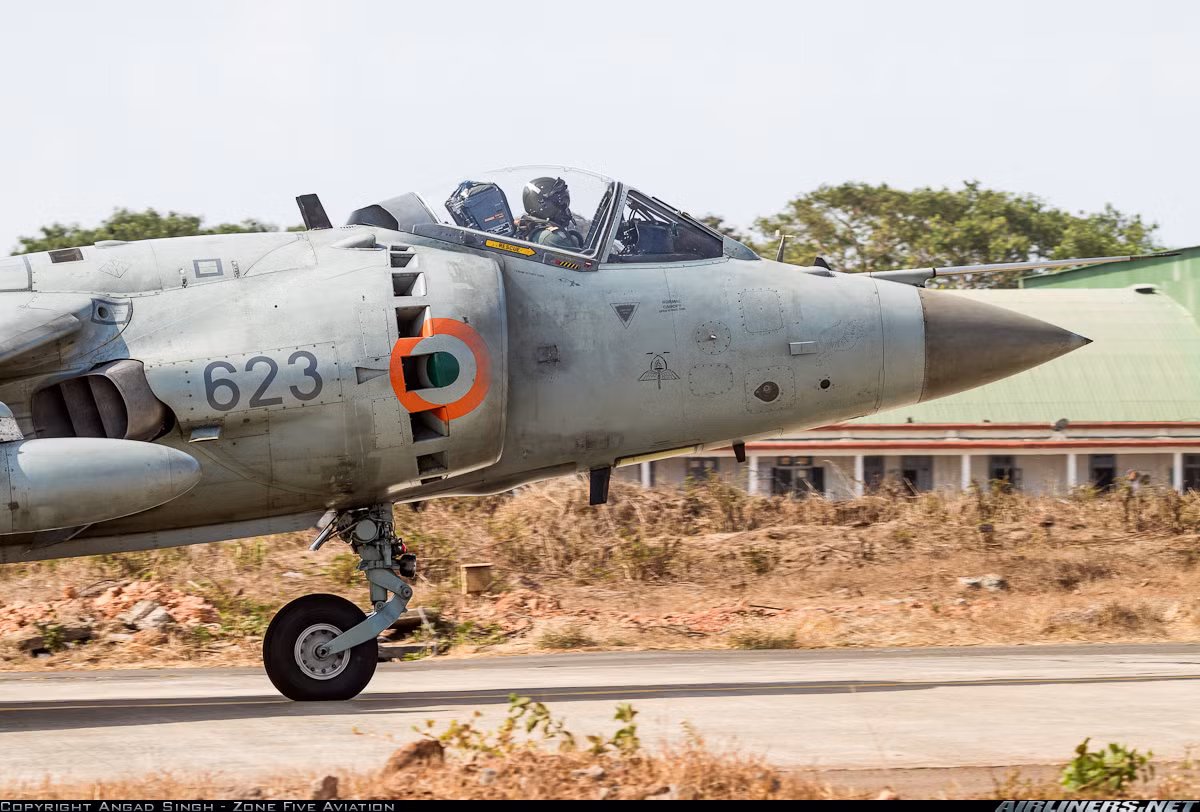 Rào cản lớn nhất với việc Việt Nam mua tiêm kích Sea Harrier có lẽ là nằm ở vấn đề phụ tùng, linh kiện máy bay. Hiện nay, nhà sản xuất British Aerospace đã không còn, công ty đã trở thành một phần của tập đoàn BAE System. Họ cũng không còn cung cấp linh kiện cho Sea Harrier khi mà hai quốc gia sử dụng chính là Anh và Ấn Độ ngừng sử dụng. Rất may Ấn Độ đã có thời gian dài sử dụng Sea Harrier mà thiếu vắng sự hỗ trợ của BAE System, thế nên với quan hệ quốc phòng Việt Nam - Ấn Độ thì việc hợp tác khai thác Sea Harrier là có khả năng.