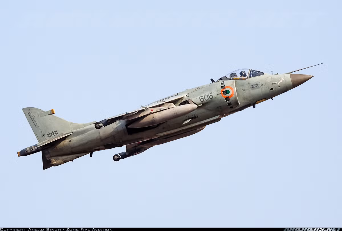 Hiệu quả của tiêm kích hạm Sea Harrier đã từng được chứng minh trong trận hải chiến Falkland 1982 giửa Hải quân Hoàng gia Anh và Argentina. Trong trận chiến này, trong khi các máy bay Argentina phải cất cánh từ đầu liền tới quần đảo, thiếu máy bay tiếp nhiên liệu khiến thời gian tham gia chiến đấu không quá 5 phút, thì những chiếc Sea Harrier cất cánh từ tàu sân bay hạng nhẹ có thể ở lại trên không gần 30 phút.