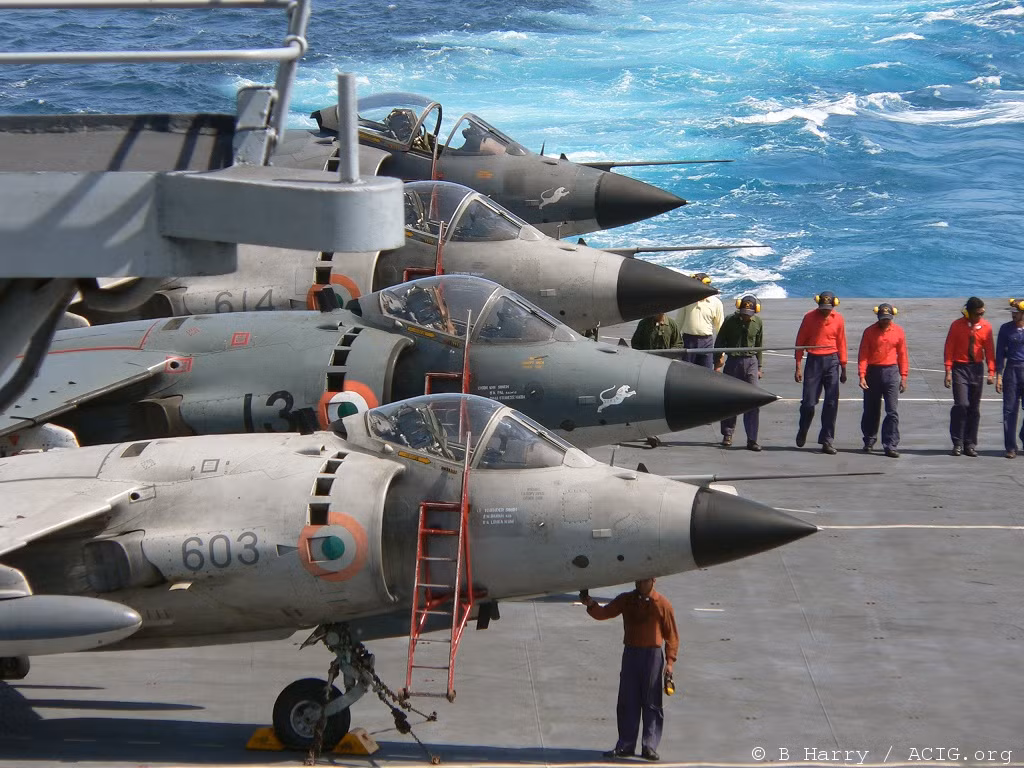 Tiêm kích hạm Sea Harrier bắt đầu được đưa vào sử dụng trong Hải quân Ấn Độ từ năm 1983, hoạt động chủ yếu trên tàu sân bay INS Viraat. Ban đầu số lượng Sea Harrier có đến 30 chiếc, nhưng sau một thời gian dài phục vụ, hao hụt theo thời gian do các vụ tai nạn, nên đến nay chỉ còn 12 chiếc. Hầu hết các máy bay đã trải qua nâng cấp lớn kéo dài tuổi thọ. Lần gần đây nhất là vào năm 2012 và 2006, trang bị mới radar Elta EL/M-2032 và radar đối không tầm trung Derby của Israel.
