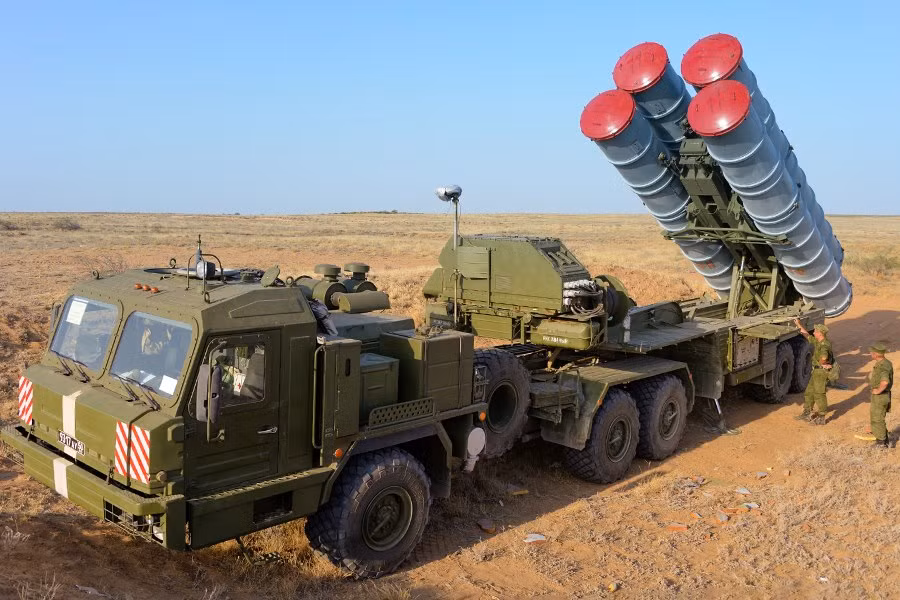 Bệ phóng S-300V4 vào vị trí chiến đấu.