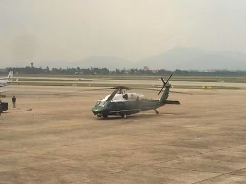 Như đã đề cập ở bài viết “Điều chưa biết về trực thăng hộ tống Obama công du VN”, trực thăng Marine One không phải là thiết kế riêng biệt. Mà biệt danh “Marine One” được đặt cho bất kỳ loại trực thăng nào sử dụng để chở Tổng thống Mỹ. Trong lần thăm Việt Nam này, chiếc VH-60N White Hawk được giao tên “Marine One” phục vụ Tổng thống Obama.
