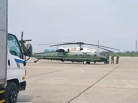 Nguồn tin cho biết trong kịch bản được các đoàn tiền trạm phục vụ chuyến công du của Tổng thống Obama thông báo cho phía Việt Nam, chiếc Marine One có nhiệm vụ hộ tống ông Obama trong quá trình di chuyển bằng xe riêng từ sân bay quốc tế Nội Bài về trung tâm TP Hà Nội và cũng có thể được ông Obama sử dụng để đi lại trong những cự ly ngắn.