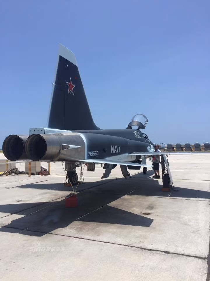 Tuy nhiên, lần này dường như người Mỹ muốn dùng F-5E đóng giả tiêm kích tàng hình Sukhoi T-50. Vì vốn dĩ màu sơn ngụy trang mới này chỉ tương đồng với nguyên mẫu Su T-50 số hiệu 055.