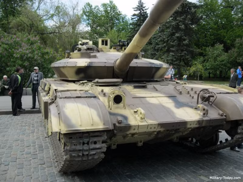 Về giáp bảo vệ, sau nâng cấp giáp trước của T-64E được đánh giá là có bề dày tương đương 750mm giáp thép đồng nhất RHA. Ngoài ra, xe còn được trang bị giáp phản ứng nổ Duplet thế hệ mới có thể chống đạn súng RPG hay tên lửa chống tăng dùng liều nổ Tandem.