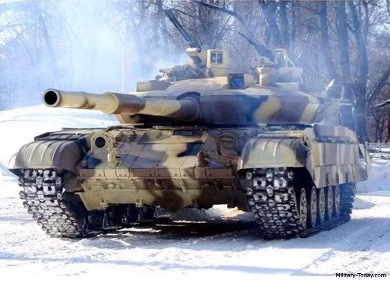 T-64E được trang bị động cơ diesel tuabin tăng áp 5TDFE công suất 850 mã lực có thể sử dụng nhiều loại nhiên liệu (gồm diesel, xăng hoặc dầu lửa) cho tốc độ di chuyển đến 65km/h, tầm hoạt động 500km, có thể lội nước sâu 5m (với khí tài hỗ trợ).