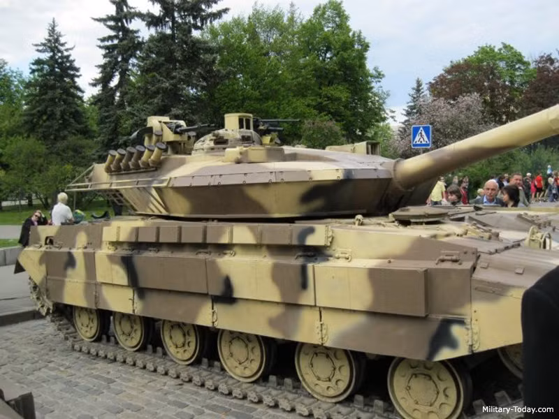 Ngoài ra, xe tăng T-64E còn được trang bị hệ thống phòng vệ chủ động Varta được đánh giá là tương đương Shtora-1 trên T-90. Varta được thiết kế để đối phó với các loại tên lửa chống tăng dẫn đường laser với kiểu lái bán tự động.