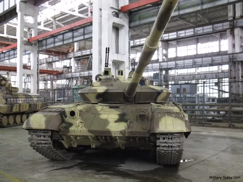  Xe tăng T-64E là dự án độc lập tài chính của nhà máy sửa chữa tăng Malyshev được khởi động từ giữa những năm 2000. Mục tiêu là phát triển phiên bản nâng cấp mạnh cho dòng tăng T-64BV. Ukraine thời điểm này được cho là còn có khoảng 2.200 chiếc T-64 nằm trong kho bảo quản, đó thực sự là nguồn thu lớn với quốc gia đang kiệt quệ về tài chính, và là "món quà trời cho" với những nước muốn mua xe tăng mới.