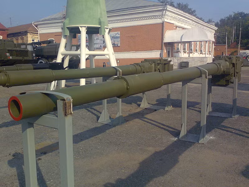 Sự cải tiến có ý nghĩa nhất so với nòng D-10T của T-54/55 là pháo U-5TS có khả năng bắn loại đạn xuyên giáp sử dụng thanh xuyên có cánh định hướng APFSDS, sơ tốc đầu nòng cao khoảng 1,6km/s. Loại đạn này có đạn đạo rất ổn định nên tầm hiệu quả tối đa vào khoảng 1,6 km.