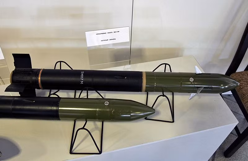 Đặc biệt, pháo chính U-5TS có thể tích hợp phóng tên lửa chống tăng qua nòng, có ít nhất ba loại tên lửa ATGM được thiết kế cho xe tăng T-62, gồm: 9M117 Bastion xuyên giáp đồng nhất dày 550mm sau gạch phản ứng nổ ERA; 9M117M Kan xuyên giáp đồng nhất dày 600mm sau ERA và 9M1117M1 Arkan xuyên giáp dày 850mm sau ERA, tầm bắn 100-6.000m.