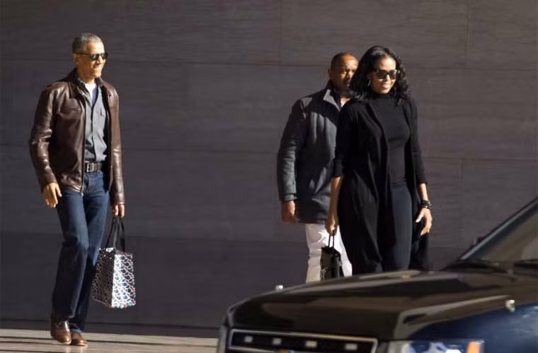 Trước đó, ngày 5/3/2017, vợ chồng cựu Tổng thống Mỹ Obama cùng rời Trung tâm triển lãm nghệ thuật quốc gia ở Washington.