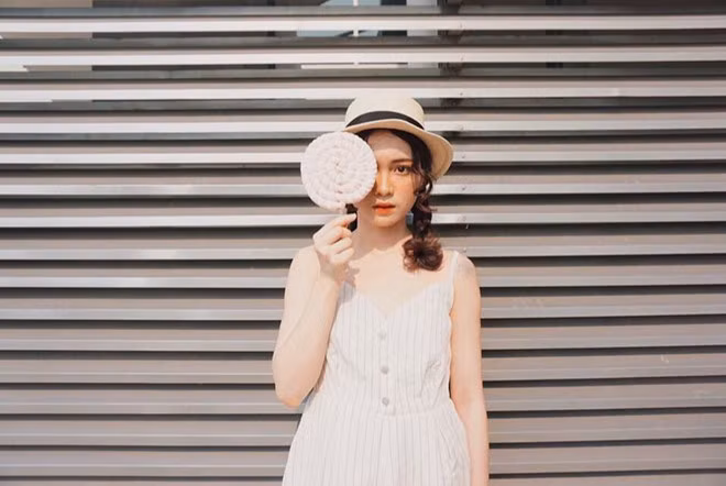 Vẻ ngoài xinh xắn giúp Phi Linh trở thành một trong những gương mặt người mẫu lookbook được yêu mến.