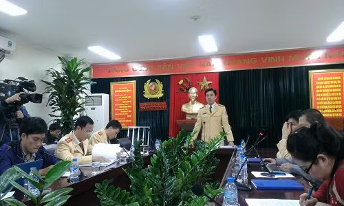 Thiếu tá Nguyễn Mạnh Hùng cung cấp, giải đáp các thông tin liên quan cho PV.
