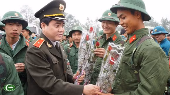 Giám đốc CATP tặng hoa, động viên tân binh trước giờ lên đường nhập ngũ điểm giao nhận quân huyện Phú Xuyên, Hà Nội (ngày 15/2/2014).