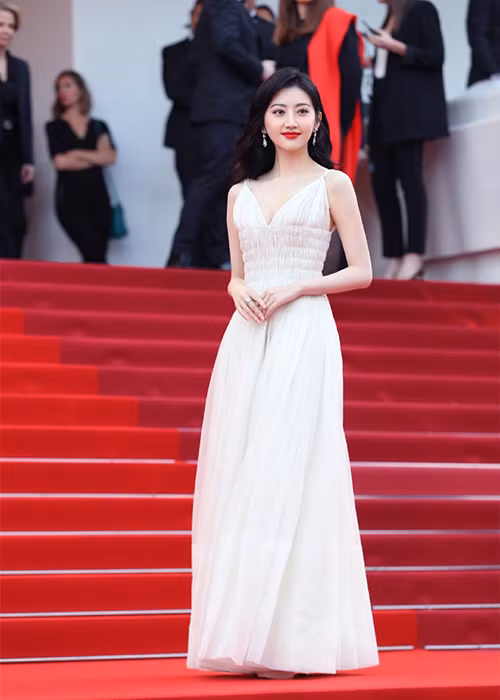 Cảnh Điềm không phải là nghệ sĩ vô danh tại Cannes nhưng lại ham hố tạo dáng trên thảm đỏ.