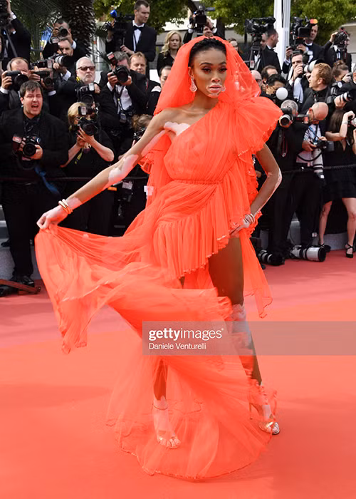 Thảm đỏ Cannes ngày thứ 8 còn có sự xuất hiện của siêu mẫu bạch biến Winnie Harlow.