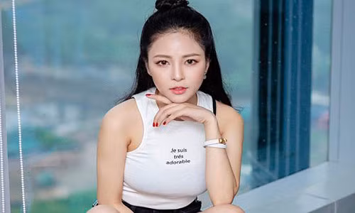 Hot girl Viet bong dung noi tieng roi “chet chim” trong scandal