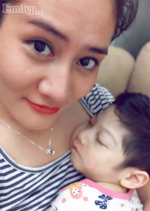 Minh Cúc yêu con gái hết mực, làm gì cô cũng không thể rời xa con gái. Ảnh: Em đẹp