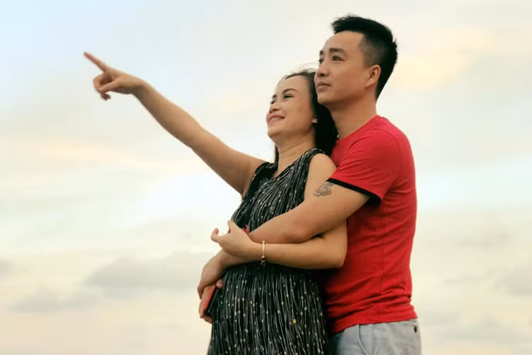 Trước đám cưới, Cao Thắng là người đàn ông chưa từng kết hôn trong khi Hoàng Yến đã trải qua 3 lần đò và có hai cô con gái.