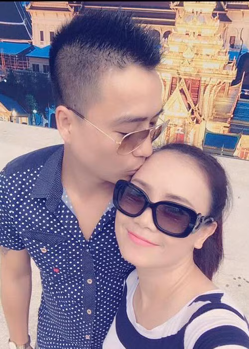 "Yêu vợ suốt đời đời kiếp kiếp", ông xã của nữ diễn viên nhắn nhủ vợ.