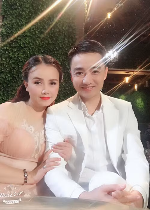 Trên trang cá nhân, ông xã của Hoàng Yến thường dành lời có cánh cho vợ.