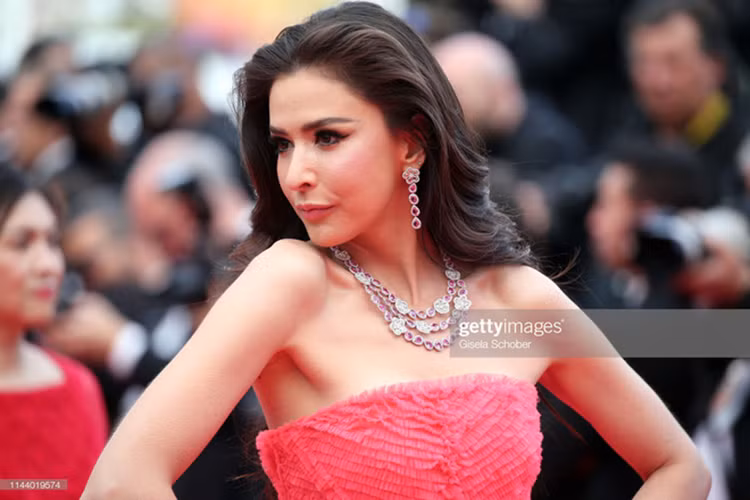 Khi trở về Thái Lan, Sririta bước chân vào showbiz với vai trò người mẫu, sau đó lấn sân đóng phim, ca hát.