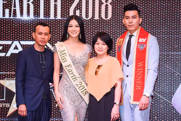 Về phía Phương Khánh, anh trai cô bày tỏ: "Anh Kiệt nói đã âm thầm bỏ ra 1 tỷ mua giải Miss Earth. Anh Phúc Nguyễn lại nói âm thầm bỏ ra 10 tỷ để có được một ghế giám khảo (trong 11 giám khảo) giúp Phương Khánh đoạt Miss Earth". Sau khi Phương Khánh vừa đoạt giải, chuyên gia đào tạo Phúc Nguyễn "đề nghị em tôi mang 1 tỷ sang trả cho anh Kiệt. Nhận thấy sự vô lý nên chúng tôi không đồng ý trả". "Nếu anh Phúc và anh Kiệt đề nghị tôi cảm ơn 1 tỷ cho êkip vì mọi người đã hỗ trợ em tôi, chúng tôi sẽ hoàn toàn đồng ý. Tuy nhiên, nói chúng tôi trả tiền để mua giải thì đó là một sự sỉ nhục trước sự cố gắng của em tôi". Ảnh: An ninh thủ đô