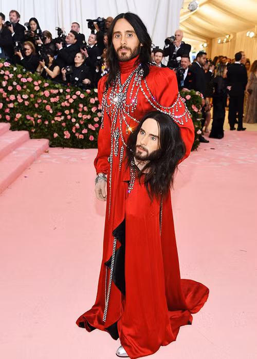 Xuất hiện trên thảm đỏ Met Gala 2019, Jared Leto trở thành tâm điểm khi ôm đầu người nhân tạo.