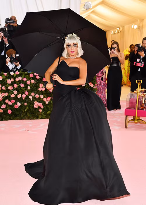 Một dàn trợ lý đã giúp Lady Gaga thay đồ ngay trên thảm đỏ.