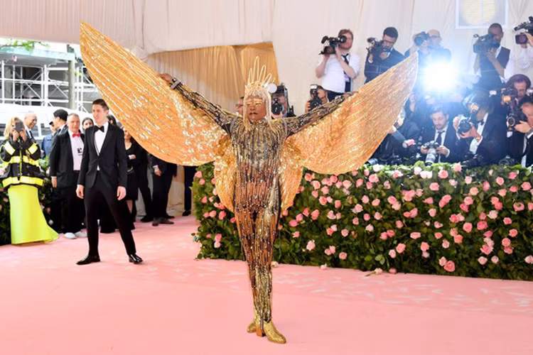 Billy Porter khoe bộ trang phục được lấy cảm hứng từ vị thần Ai Cập cổ đại.