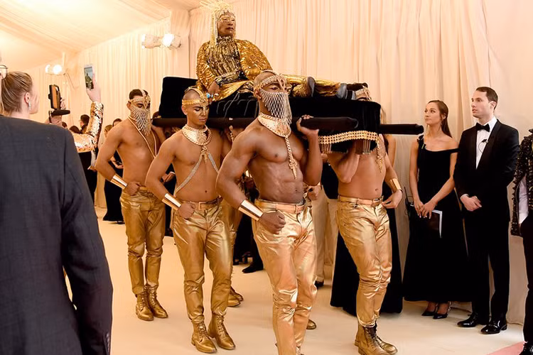Nam diễn viên Billy Porter cũng cố gắng trở thành ngôi sao được nhắc đến nhiều tại Met Gala 2019 khi hóa thân vị thần Ai Cập cổ đại được 6 người khiêng.