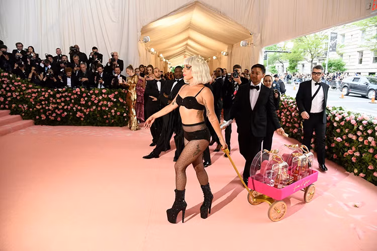 Chủ nhân của bản hit "Paparazzi" diện nội y trong lần cuối cùng thay trang phục tại Met Gala năm nay.