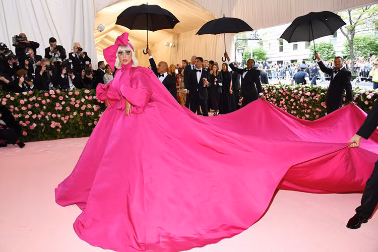 Màn xuất hiện của Lady Gaga cũng chiếm sóng thảm đỏ Met Gala 2019.