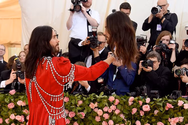 Jared Leto tái hiện khoảnh khắc ôm đầu catwalk trong show diễn của Gucci năm 2018.