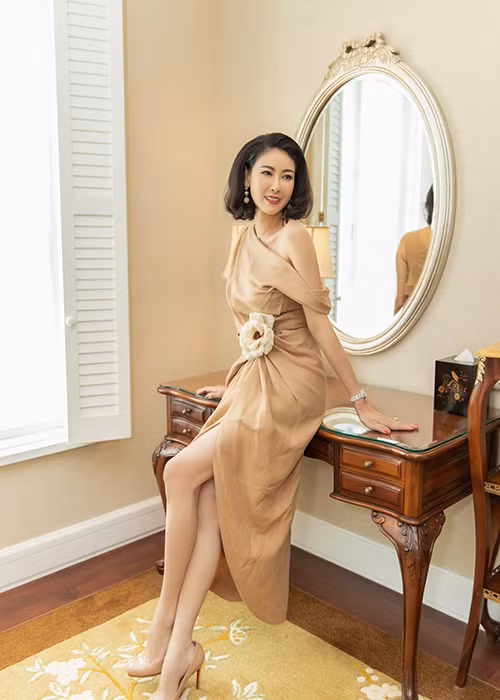 Hà Kiều Anh cũng gợi cảm không kém cạnh Hồng Nhung khi khoác lên mình mẫu thiết kế lệch vai.