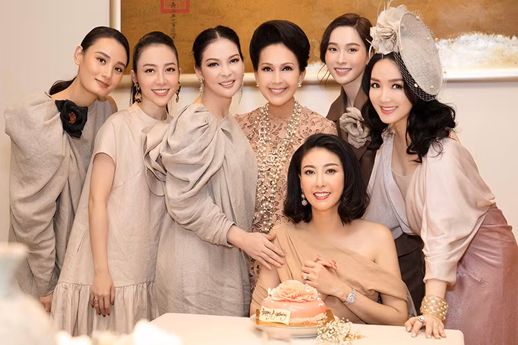 Hà Kiều Anh còn đón tuổi mới bên hội bạn thân toàn mỹ nhân Việt.