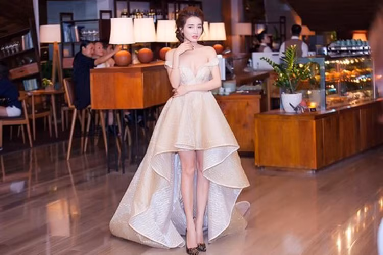 Tham gia một sự kiện, Nhã Phương được khen đẹp không tỳ vết. Ảnh: Saostar