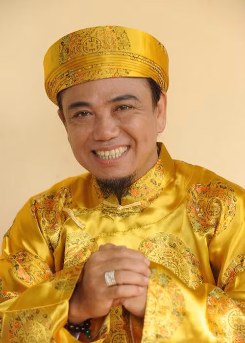 Dù thua cược, Hồng Tơ vẫn không dứt ra được mà quyết tâm gỡ gạc. Khi hết tiền, nam nghệ sĩ bắt đầu vay xã hội đen nhưng càng chơi càng thua đậm.