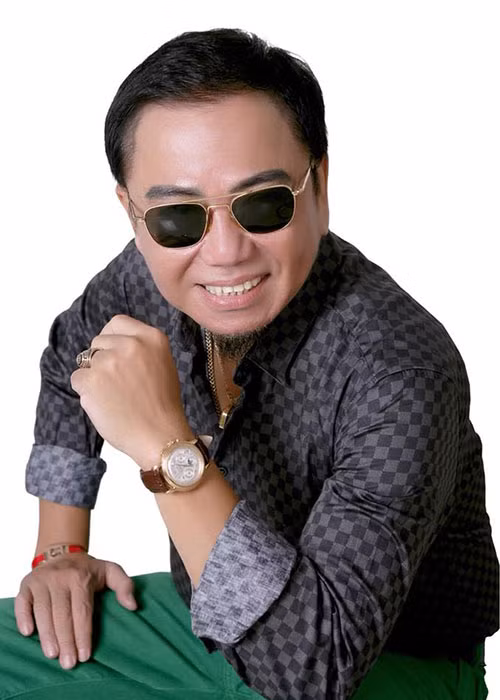 Hồi còn trẻ, Hồng Tơ rất nổi tiếng, anh kiếm được hàng trăm triệu đồng, tậu nhiều biệt thự. Tuy nhiên, Hồng Tơ nhanh chóng sa vào trò đỏ đen.
