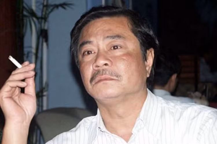 Cố diễn viên Hồng Sơn khi có nhiều tiền trong tay đã bị bạn bè rủ rê rồi rơi vào vòng xoay của cờ bạc. Theo bạn bè, chỉ trong 3 tháng, anh trắng tay sau đó ly hôn. Đến năm 2011, Hồng Sơn qua đời vì bệnh tật. Ảnh: Tiền Phong