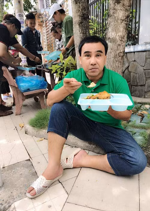 Dù nổi tiếng và giàu có nhưng MC Quyền Linh vẫn giữ lối sống giản dị. Ngoài ra, từ khi hoạt động trong showbiz, anh cũng luôn cố gắng tránh thị phi, không bon chen để giành ánh hào quang.