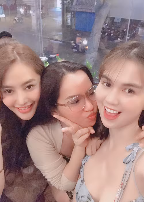 Trên trang cá nhân, Ngọc Trinh vừa đăng tải hình ảnh vui vẻ đi ăn uống cùng bạn bè.