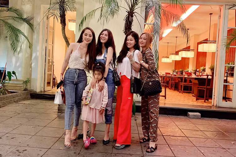 Quỳnh Nga thường xuyên gặp gỡ bạn bè sau khi trở lại cuộc sống độc thân.