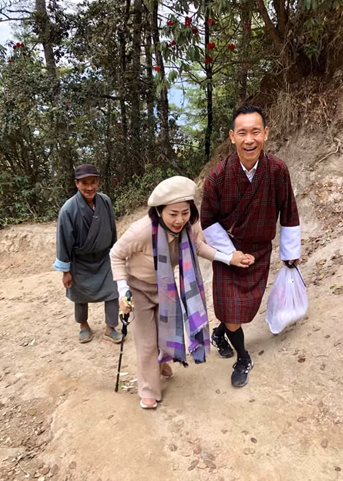 Trong chuyến du lịch Bhutan, dù đang chiến đấu với bệnh ung thư, Mai Phương vẫn cố gắng chinh phục đoạn đường leo núi khó khăn.
