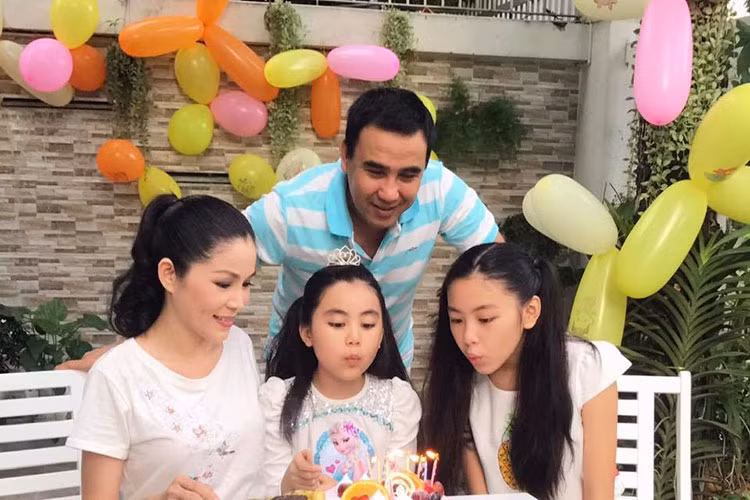 Gần đây, Quyền Linh bất ngờ chia sẻ ý định rời showbiz vì cảm thấy mệt mỏi, không chịu nổi được thi phị cho rằng anh ham tiền, ham danh vọng về công việc từ thiện. Đông đảo khán giả mong Quyền Linh sẽ suy nghĩ lại vì bên anh có rất nhiều người ủng hộ như gia đình, bạn bè và đồng nghiệp.